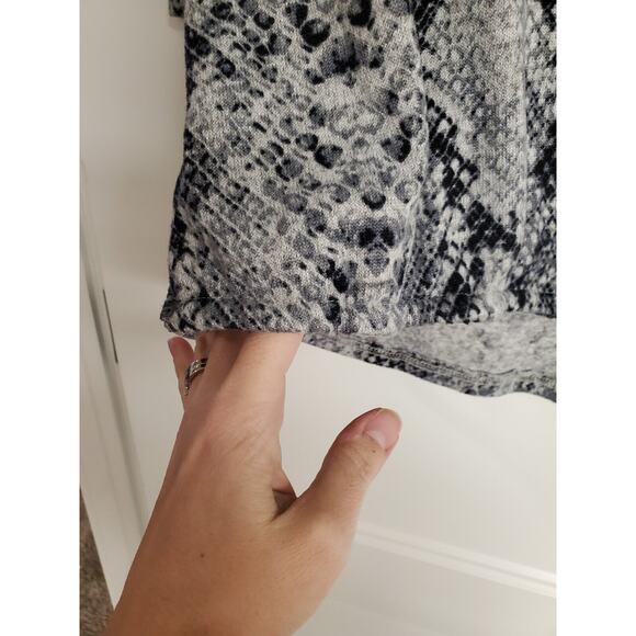 Women's Adrienne Vittadini Gray Snakeskin Print Knit Wrap Look Top | Size Medium - Picture 6 of 9